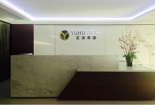 玉湖集團前臺logo墻鏤空設計制作效果圖